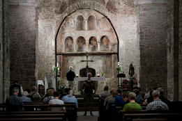 Samen de vespers van Hemelvaart vieren in Sant Pere de la Seu d'Egara.